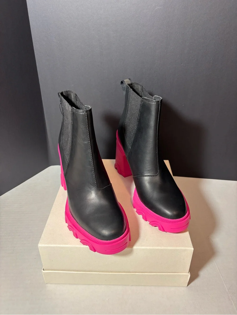 SOREL Brex Heel Chelsea Boots NWT Black Leather Hot Pink Sole Size 8.5